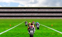 Course de moto sur un terrain de football